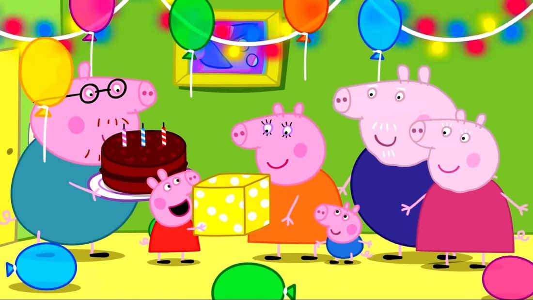 Granny Pig 桌布 壁紙 — Peppa Pig 與家人用巧克力蛋糕、氣球和色彩繽紛的裝飾慶祝快樂的生日。