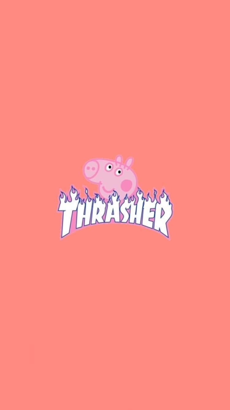 桌布 壁紙 — Peppa Pig 角色從火焰中出現在 Thrasher 標誌上方，背景為純珊瑚色。