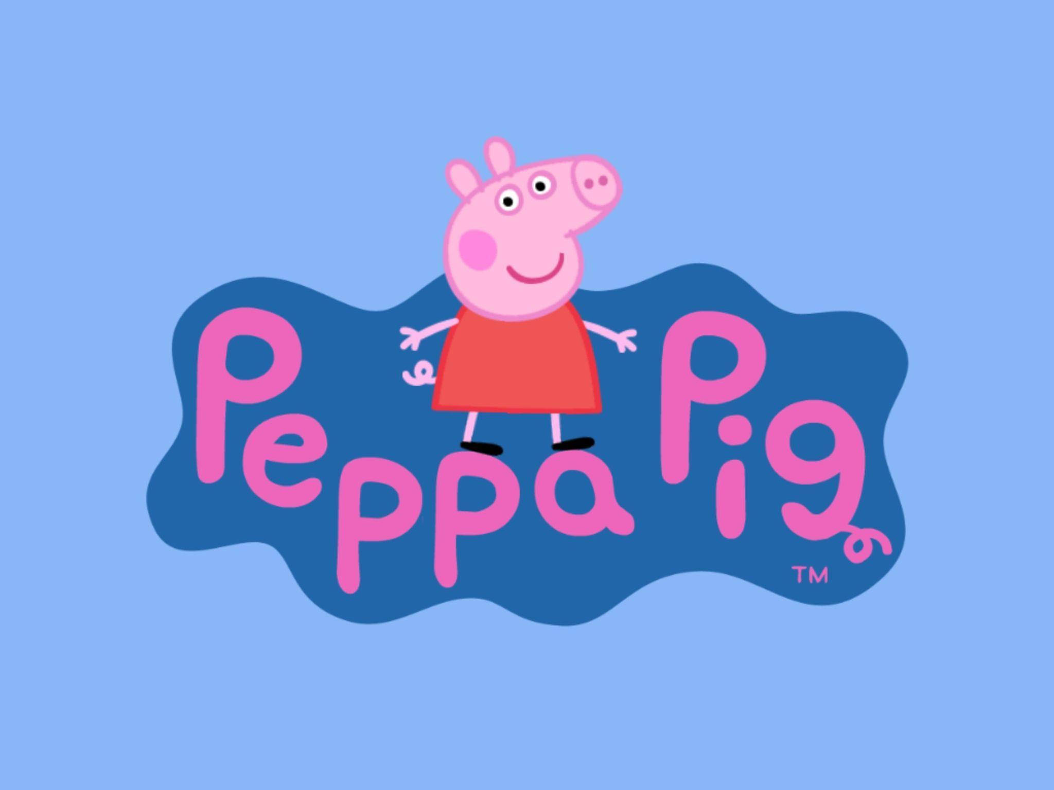 peppa pig tablet 桌布 壁紙 — Peppa Pig 角色愉快地站在她節目的粉紅色標誌上，背景是淺藍色。