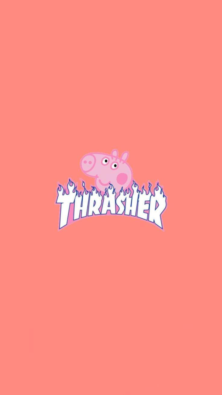 Peppa 桌布 壁紙 — Peppa Pig 頭部在燃燒的 Thrasher 標誌上方，純珊瑚色背景。