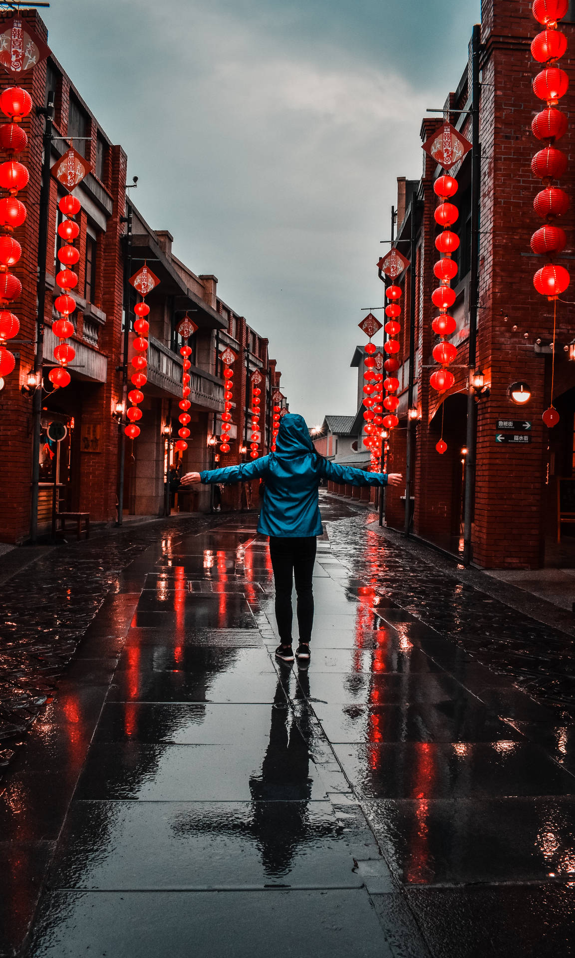 在紅色燈籠下，雨街上張開雙臂的人 — 中文 壁紙