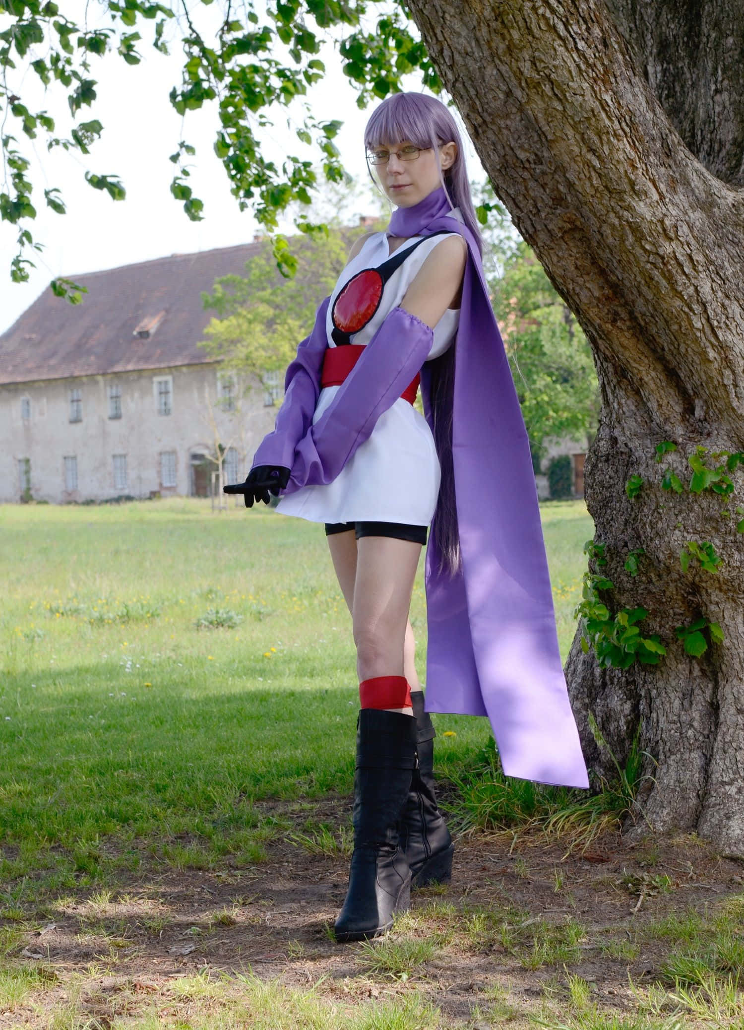 Ayame Sarutobi 桌布 壁紙 — 一個穿著紫色和白色cosplay的人靠在一棵樹上，身後是一片草地和一座質樸的建築。