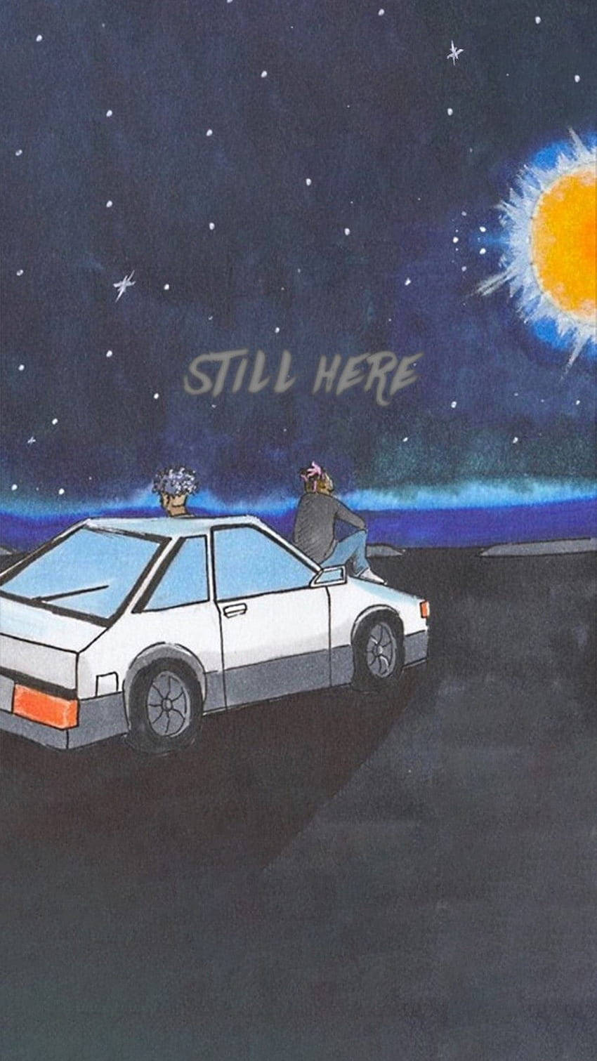 一個人坐在白色車上，星空下，有明亮的太陽和文字「still here」。 — Juice Wrld 壁紙