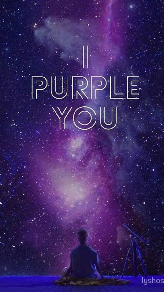 人坐在地板上，用望遠鏡仰望紫色星空，發光文字 purple you — Bts 壁紙