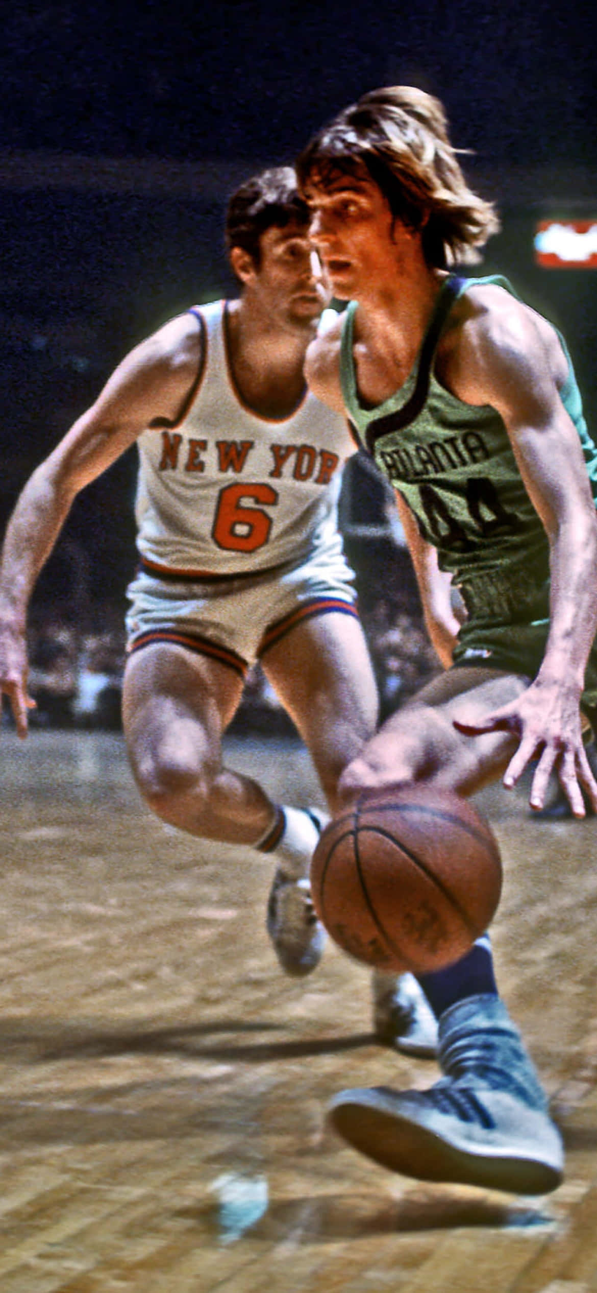 Pete Maravich Atlanta Hawks Mike Riordan New York Knicks 壁紙 — 一位身穿綠色亞特蘭大球衣的復古籃球運動員在場館燈光下運球越過紐約尼克隊防守球員。
