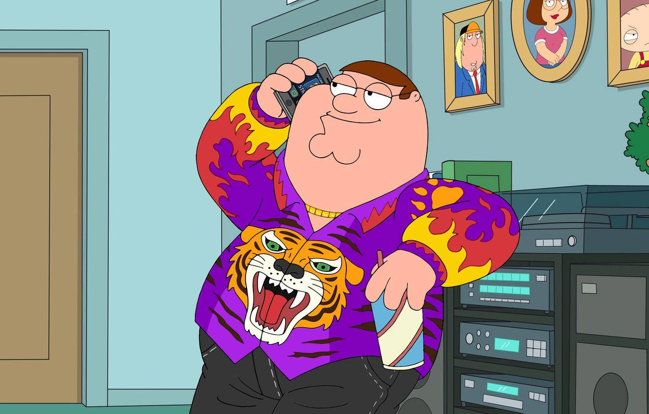 Peter Griffin 穿著虎紋襯衫，在客廳裡拿著電話和飲料。 — 彼得·格里芬 壁紙