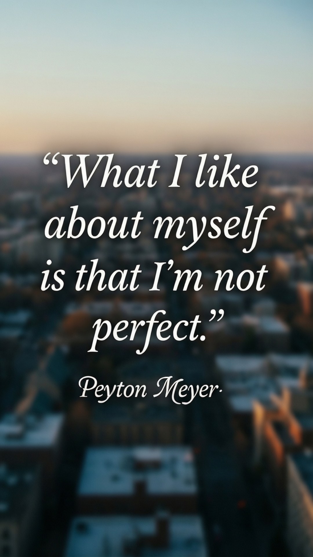 Embrace Imperfection Quote 壁紙 — Peyton Meyer 的語錄疊加在日落時分模糊的城市景觀上，色調溫暖，焦點柔和。