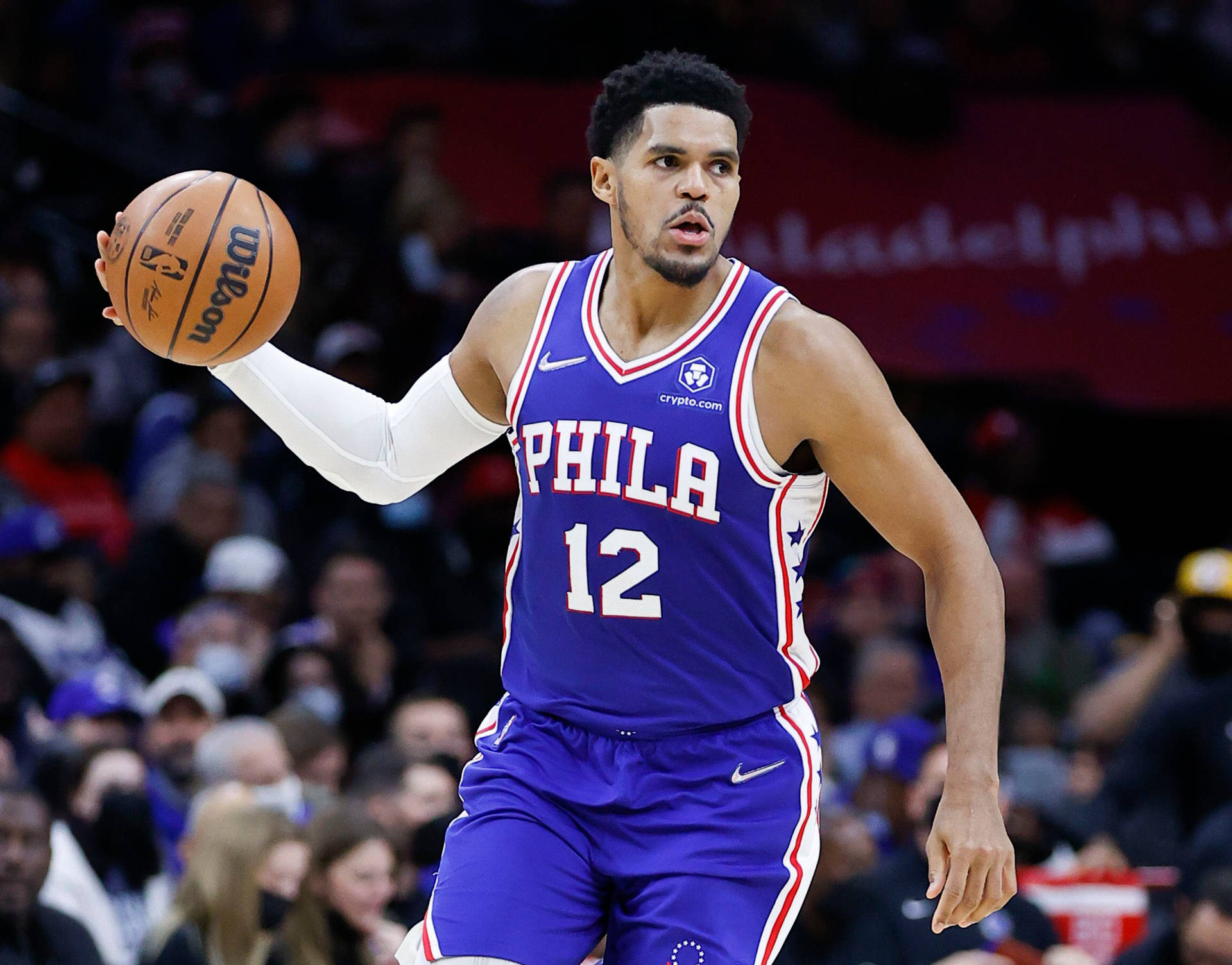 身穿藍色球衣的職業籃球運動員在比賽中運球。 — NBA 壁紙
