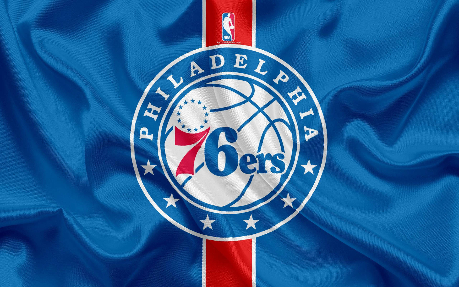費城76人籃球隊標誌在帶有紅色條紋的藍色緞面旗幟上。 — NBA 壁紙