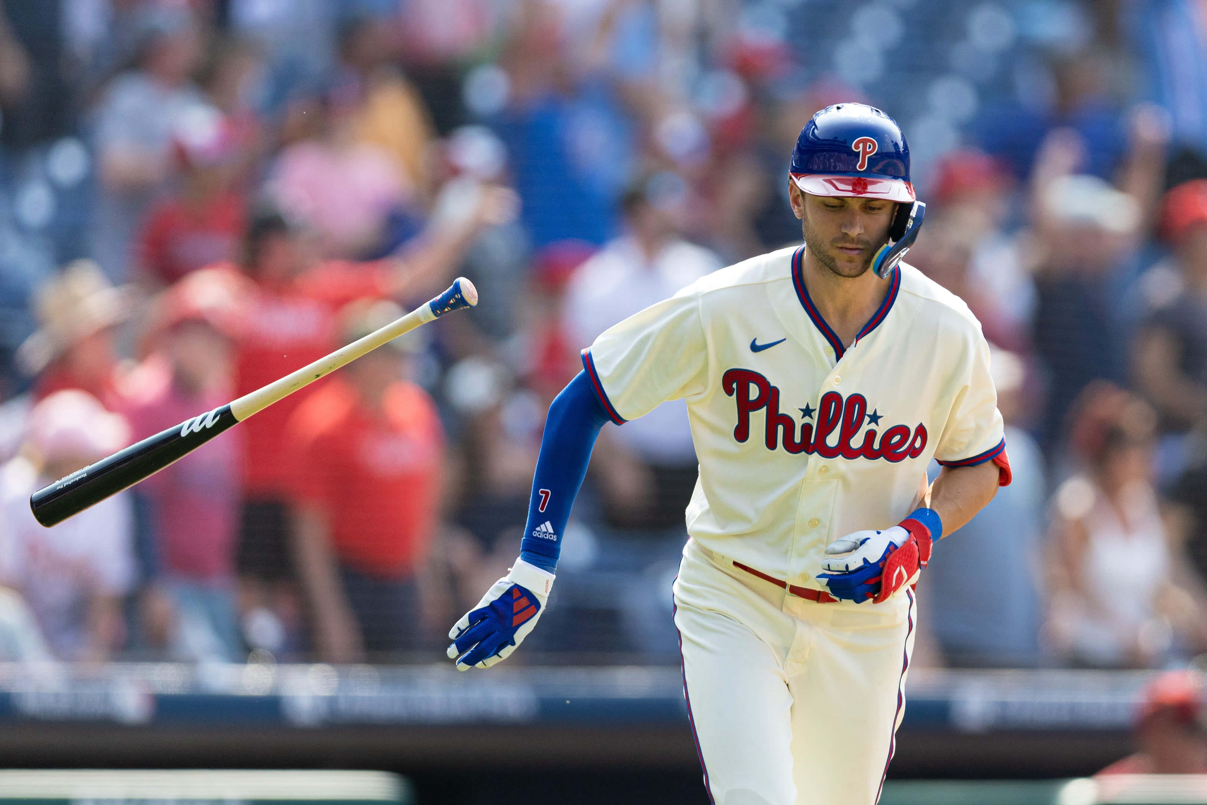 Trea Turner Phillies 桌布 壁紙 — 一名費城費城人棒球手在日間比賽中揮棒落空後走開。