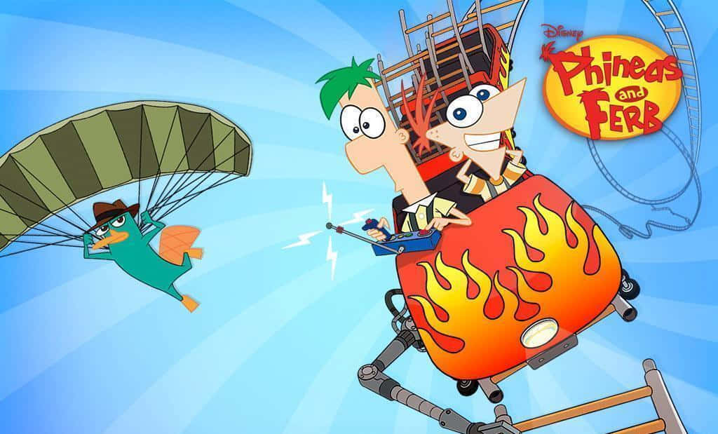 飛哥與小佛 桌布 壁紙 — Phineas和Ferb在火焰塗裝的機器人車中競速，而Perry the Platypus在藍天下在他們旁邊跳傘。
