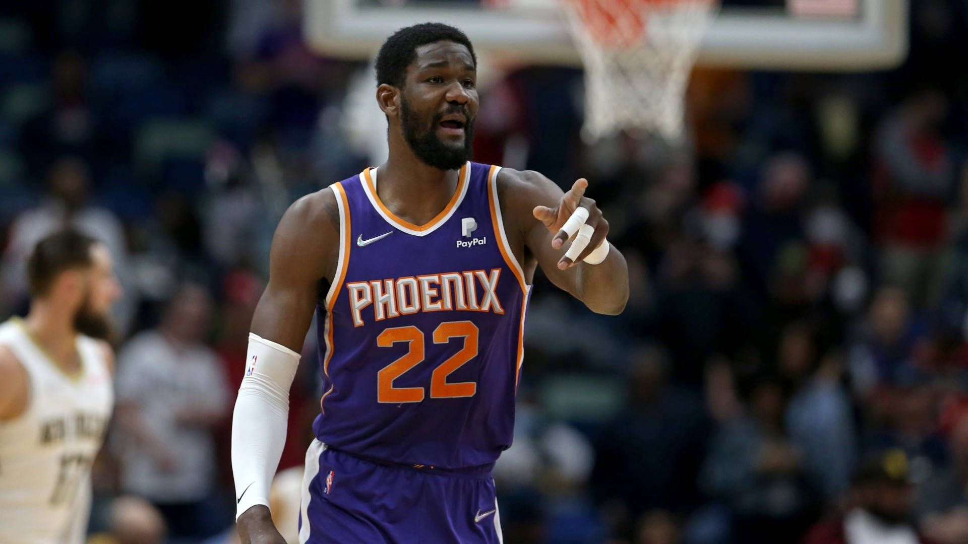 鳳凰城太陽隊22號球員在籃球比賽中做手勢。 — NBA 壁紙