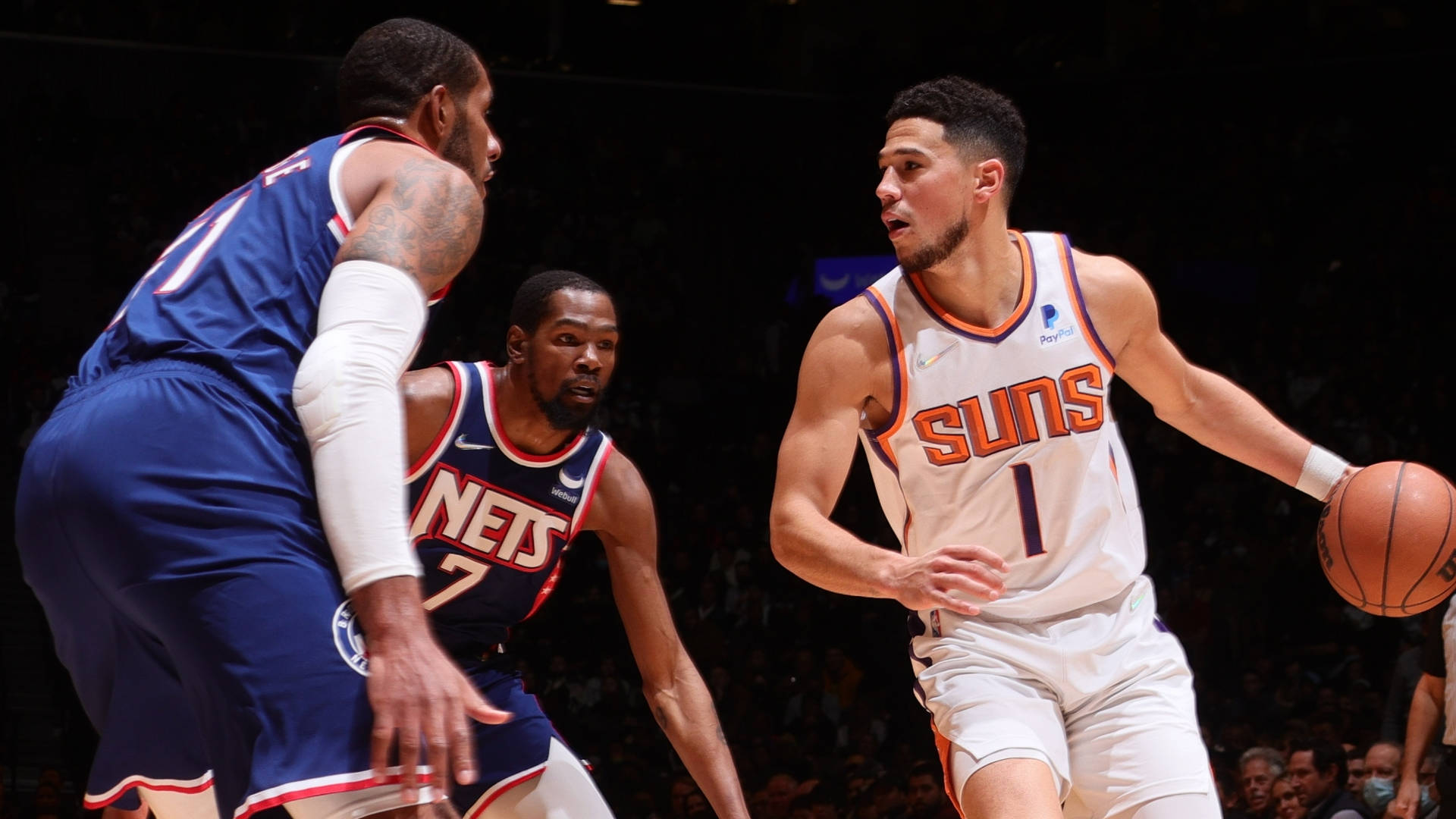 三名籃球運動員在職業比賽中行動。 — NBA 壁紙