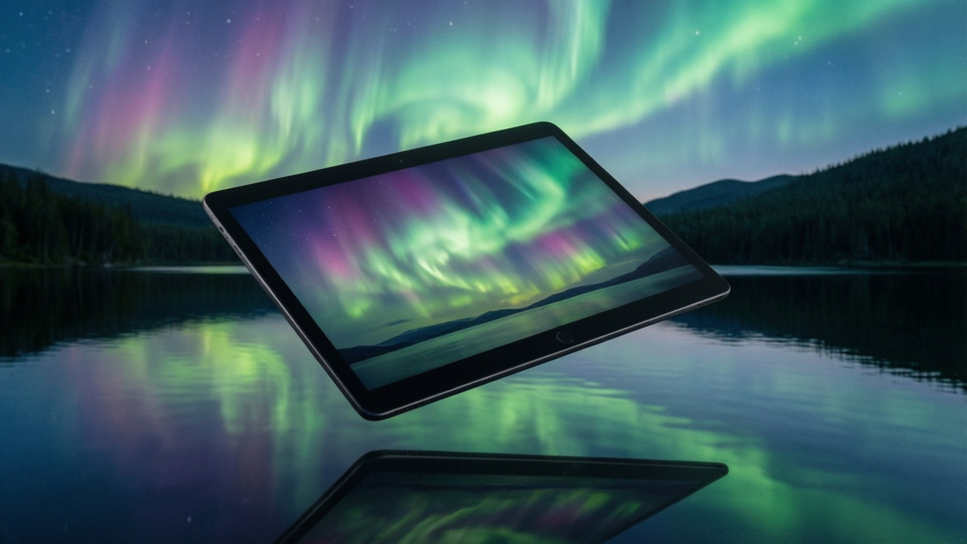 Aurora Tablet 壁紙 — 一個漂浮的平板電腦在星空下，顯示出被森林覆蓋的山丘環繞的平靜湖泊上充滿活力的北極光。