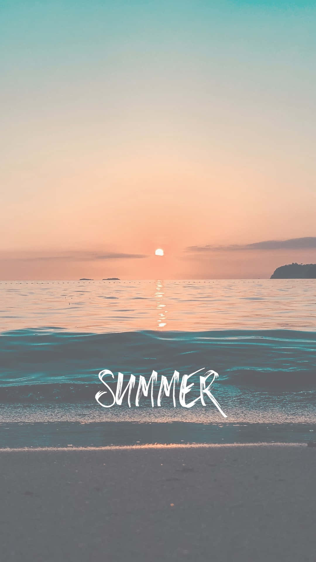  壁紙 — 平靜海洋上寧靜的夏日夕陽，閃耀的太陽和岸邊白色字體寫的「夏天」一詞。
