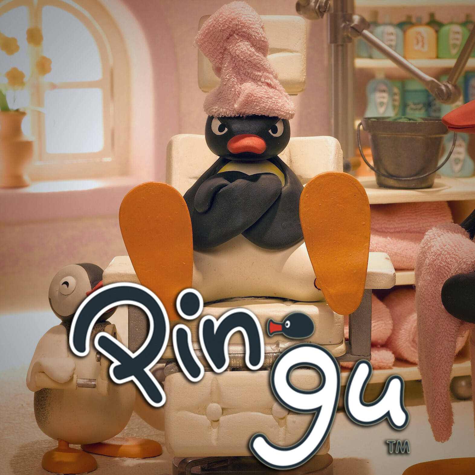 Pingu 桌布 壁紙 — Pingu 坐在沙龍椅上，頭上放著一條粉紅色毛巾，而一隻較小的企鵝在附近拿著工具。