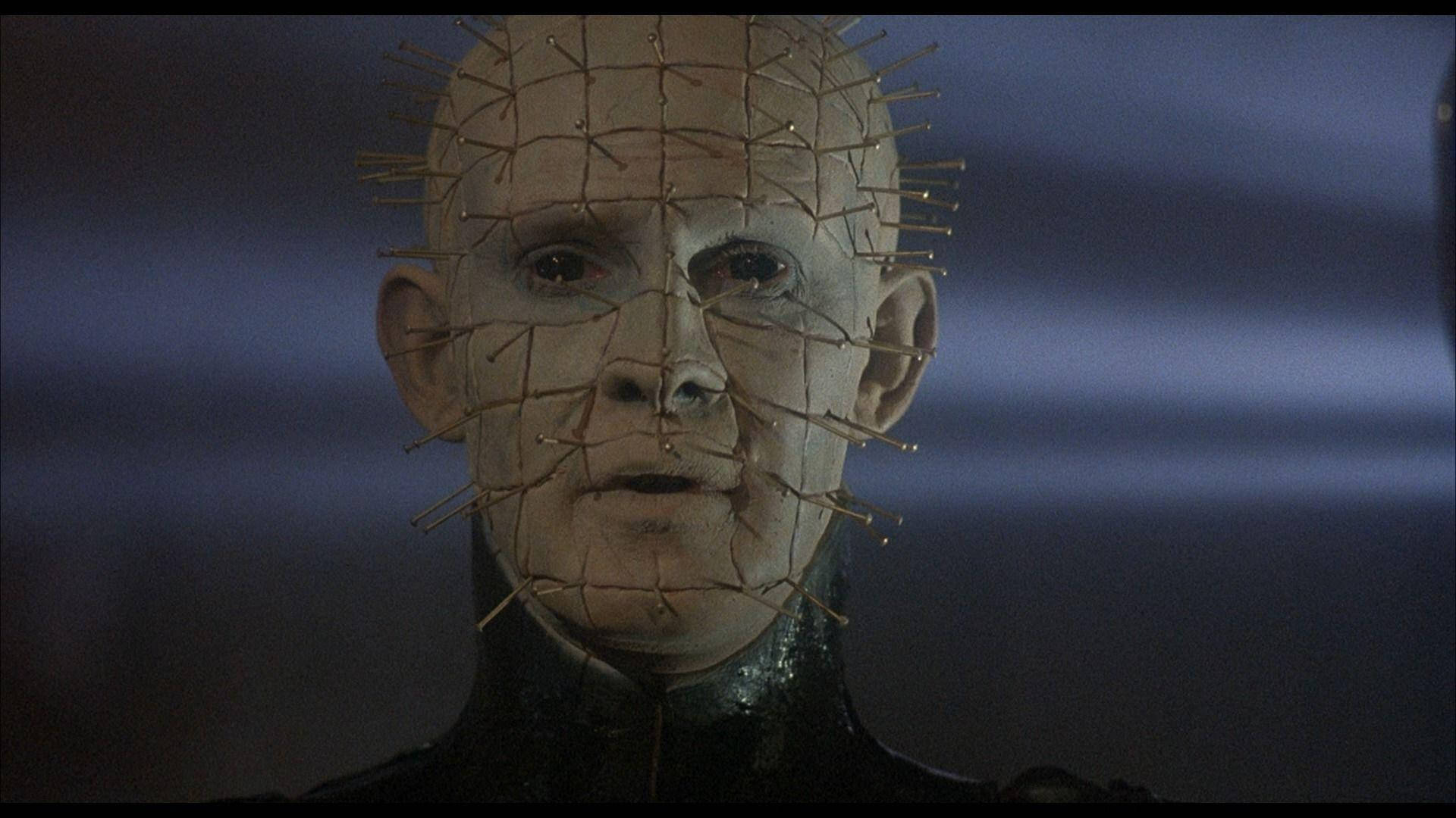 Pinhead 桌布 壁紙 — Pinhead 的特寫，他的臉上嵌入了一些針，背景是深藍色模糊的。