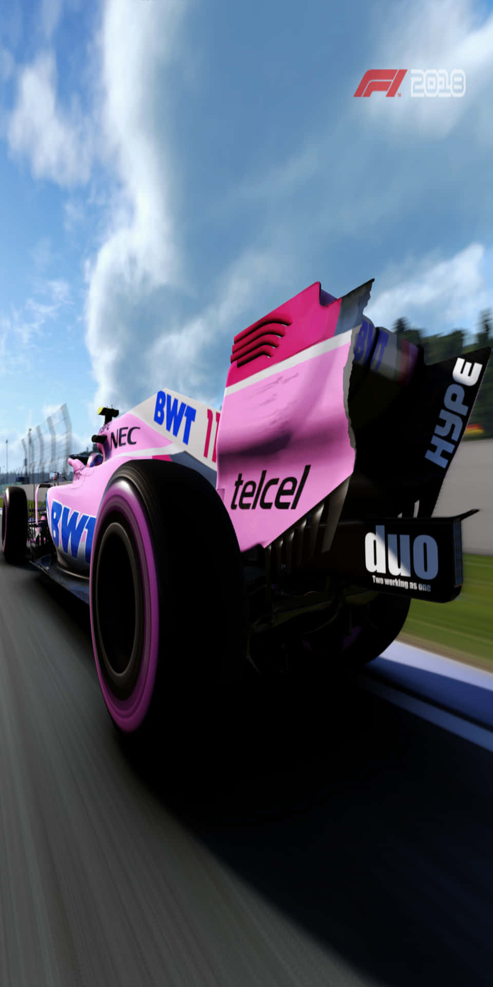 粉紅色和黑色的 Formula 1 賽車在藍天下在賽道上比賽。 — F1 壁紙