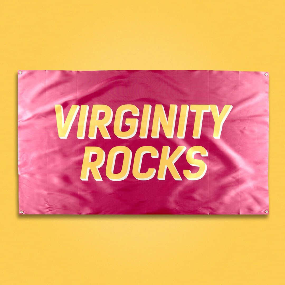  壁紙 — 一個大膽的粉紅色橫幅，上面有黃色3D文字寫著virginity rocks，掛在純黃色的牆上。