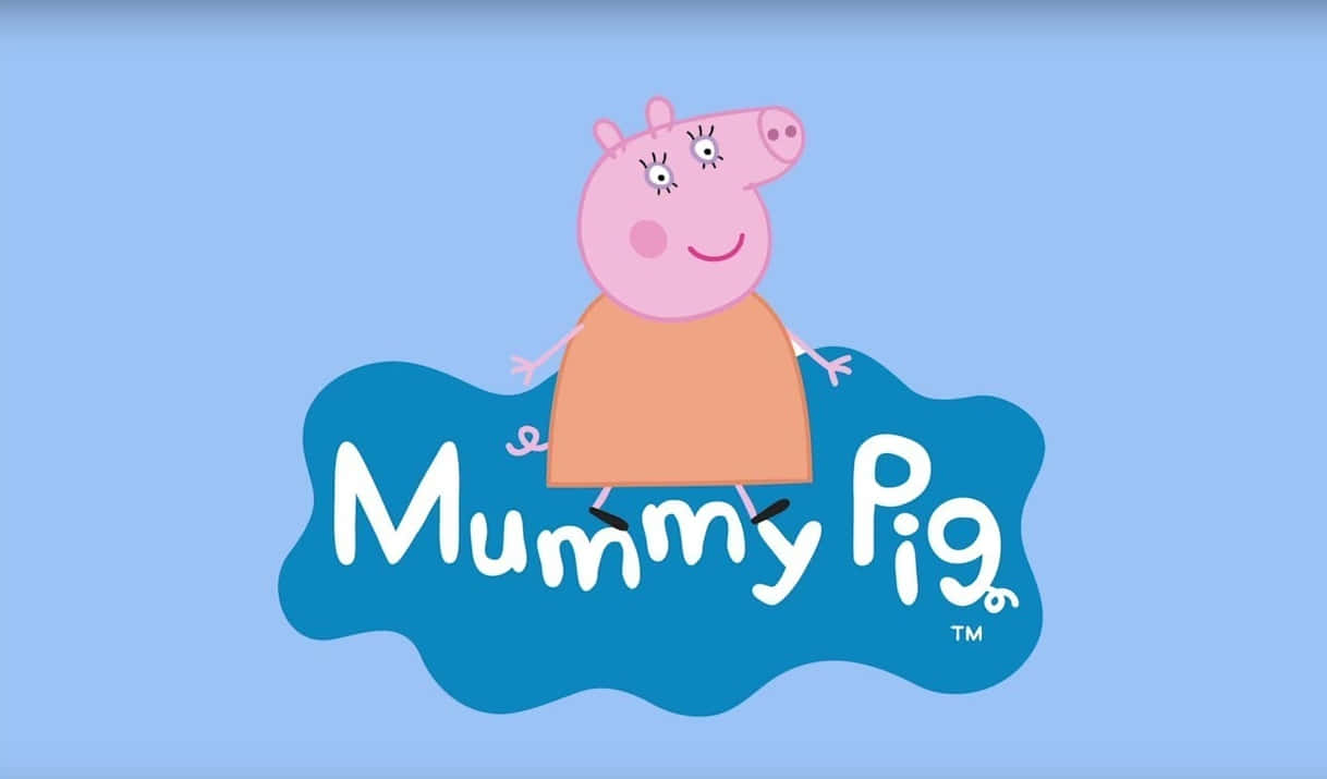 Mummy Pig 桌布 壁紙 — Pink cartoon pig character Mummy Pig smiles in an orange dress on a blue splash logo against light blue background.