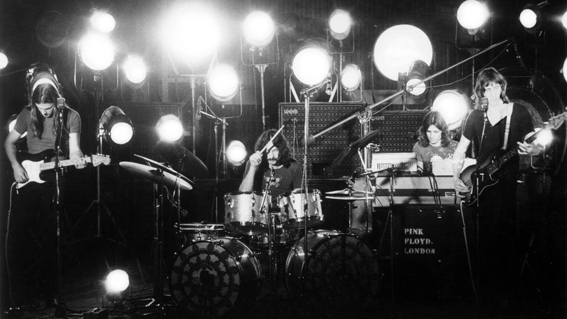 Pink Floyd 桌布 壁紙 — Pink Floyd 樂團在明亮的舞台燈光下現場表演的黑白照片。