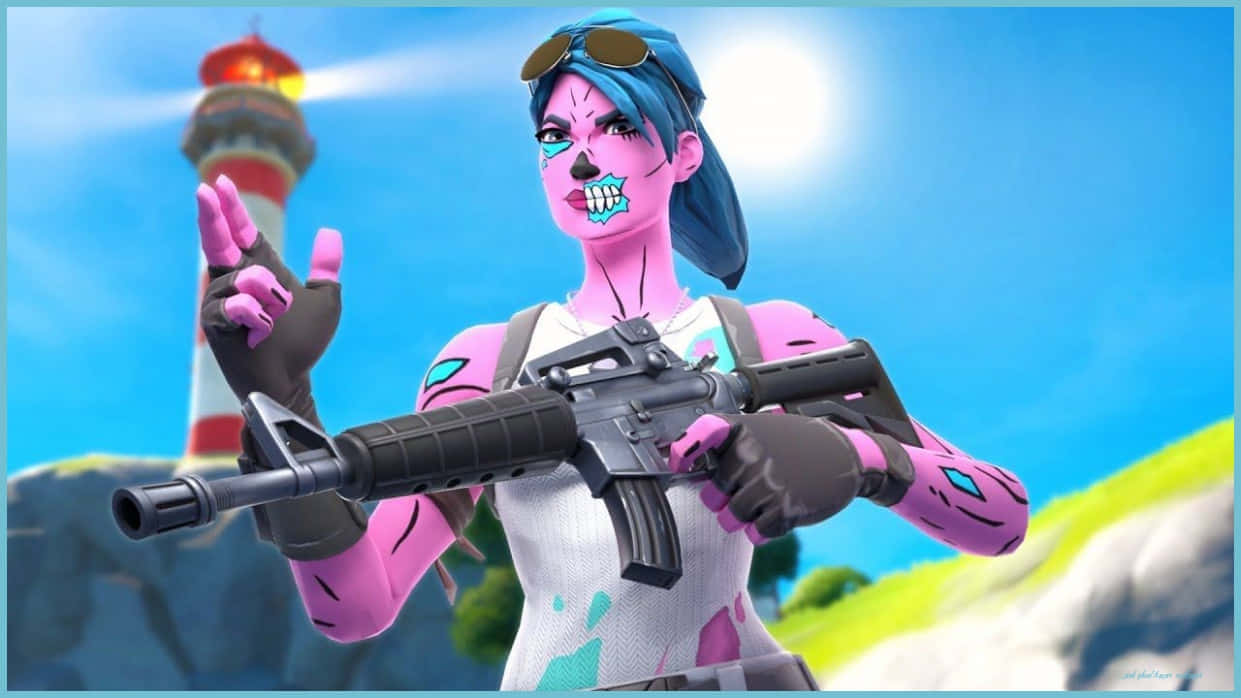  壁紙 — 一個粉紅色的Fortnite角色，藍色頭髮和骷髏化妝，在明亮的太陽下的燈塔附近拿著一支步槍。