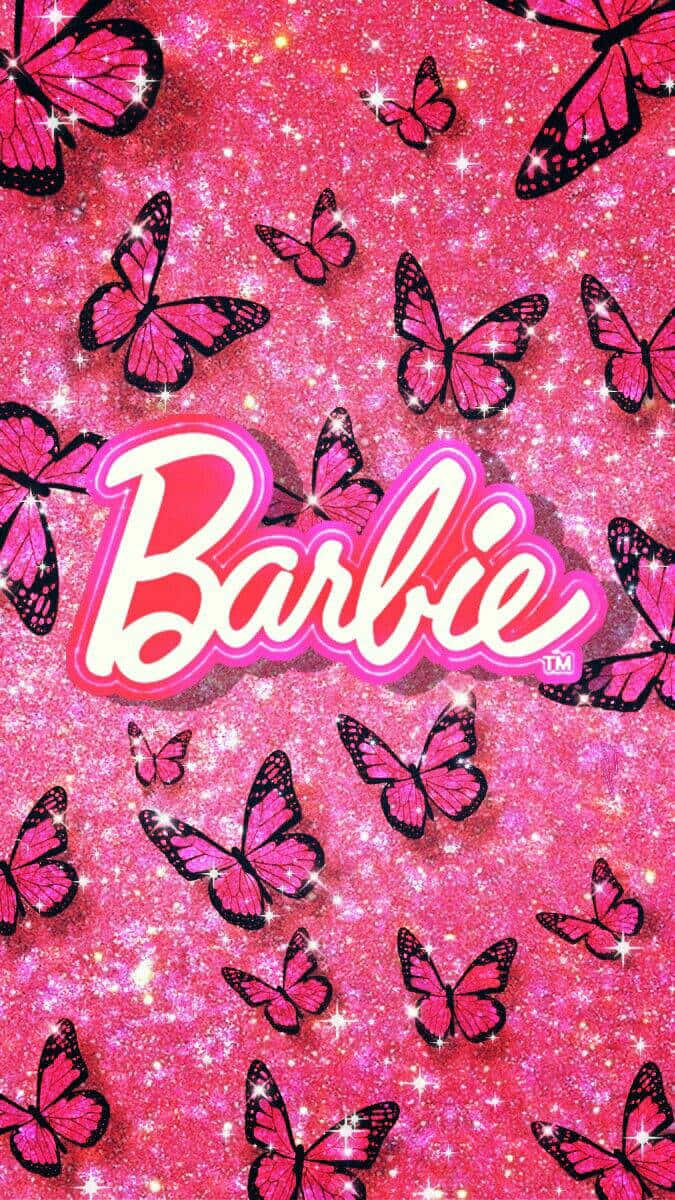 Glitter Barbie Aesthetic 桌布 壁紙 — 閃粉粉紅色桌布，Barbie標誌被粉紅色和黑色蝴蝶環繞。