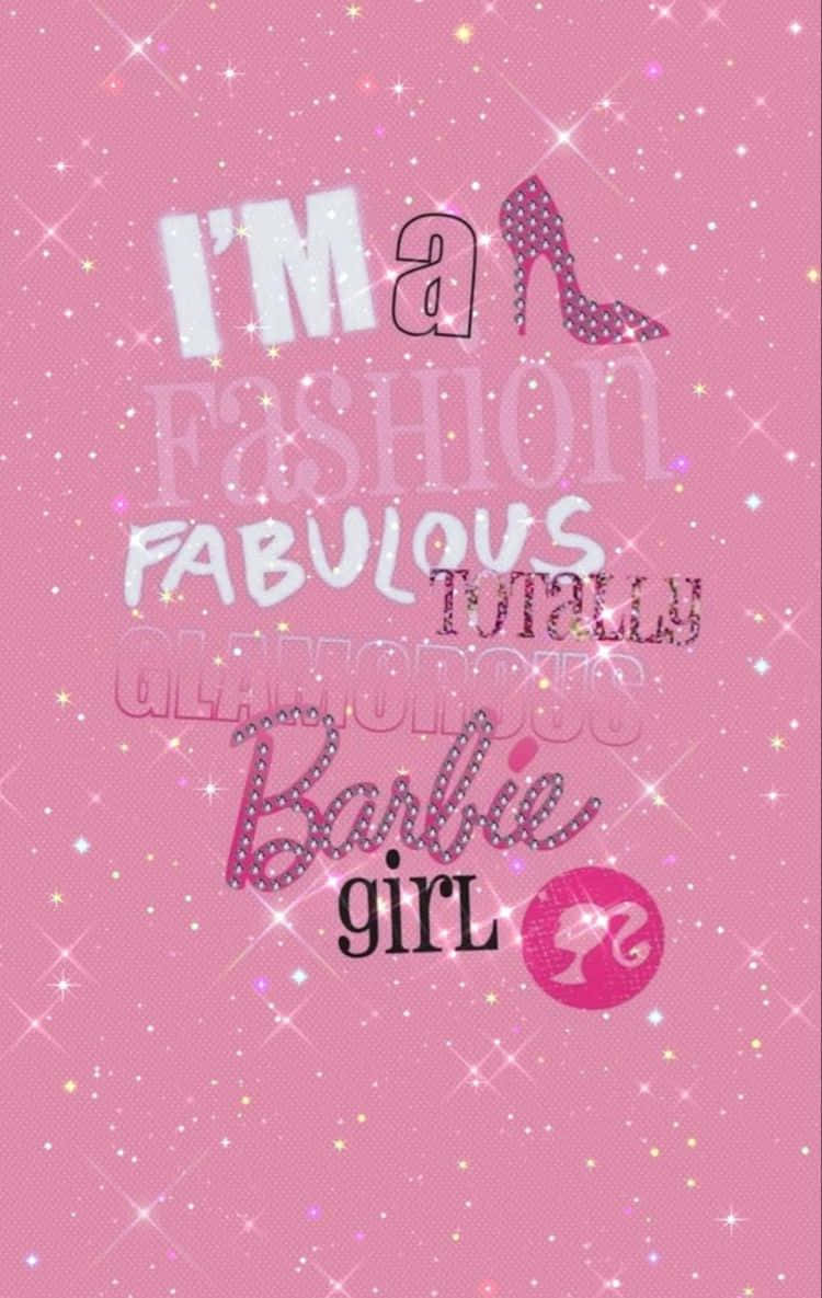Glitter Barbie Aesthetic 桌布 壁紙 — 粉紅色閃粉壁紙，上面有粗體文字寫著「I'm a Fashion Fabulous Totally Glamorous Barbie Girl」和高跟鞋圖標。