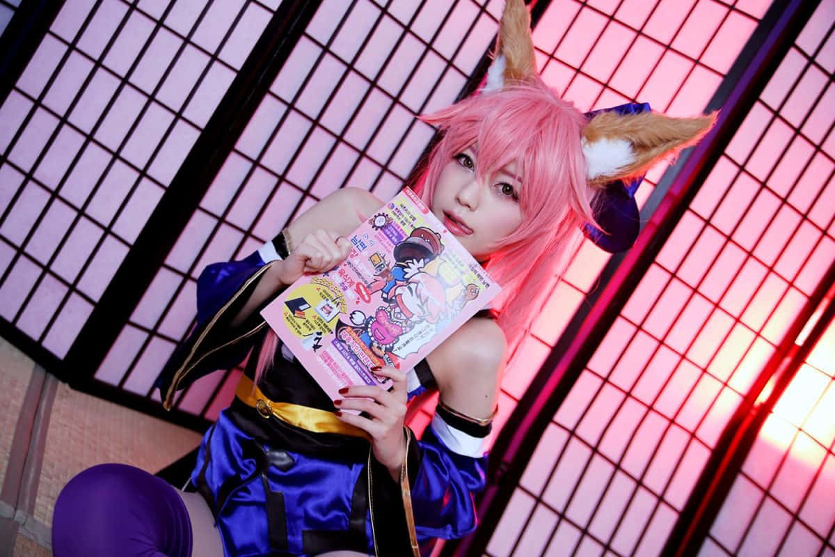  壁紙 — 一位粉紅色頭髮的狐女cosplayer穿著藍色服裝，在發光的粉紅色障子屏風前拿著漫畫。