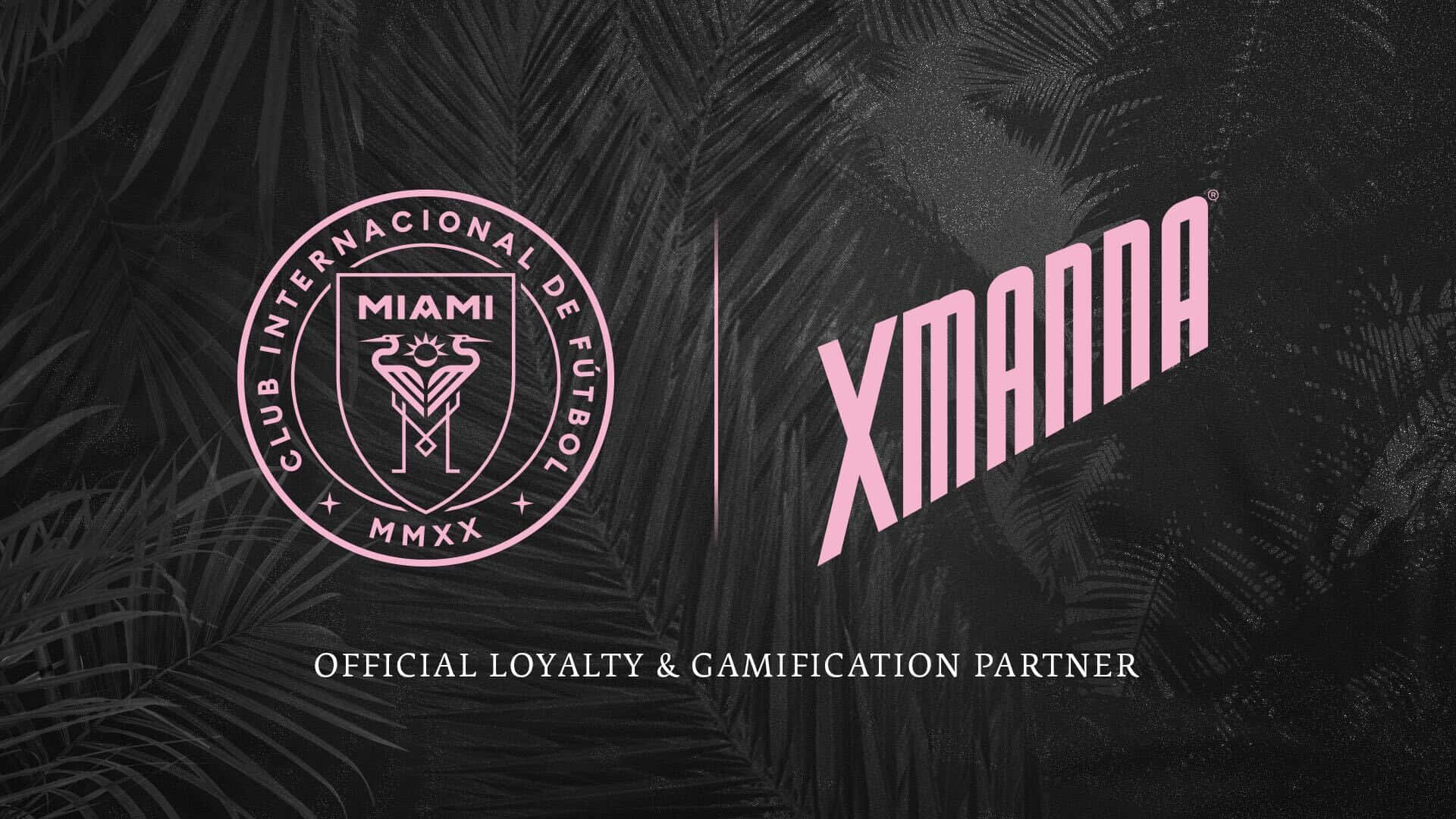 足球 桌布 壁紙 — Club Internacional de Fútbol Miami 和 Xmanna 的粉紅色標誌在深色熱帶葉片圖案背景上脫穎而出。