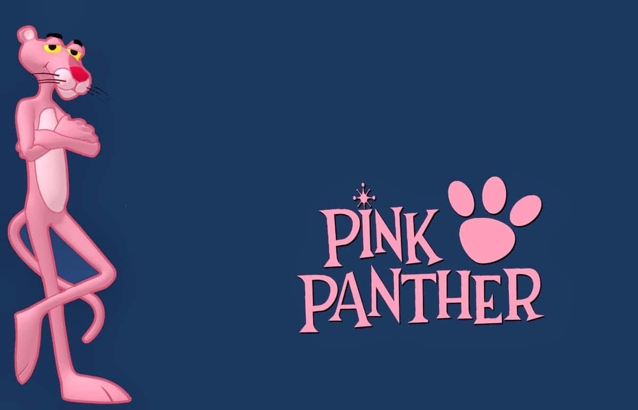 Pink Panther 桌布 壁紙 — Pink Panther 自信地交叉雙臂站在深藍色背景上標誌性的粉紅色標誌旁邊。
