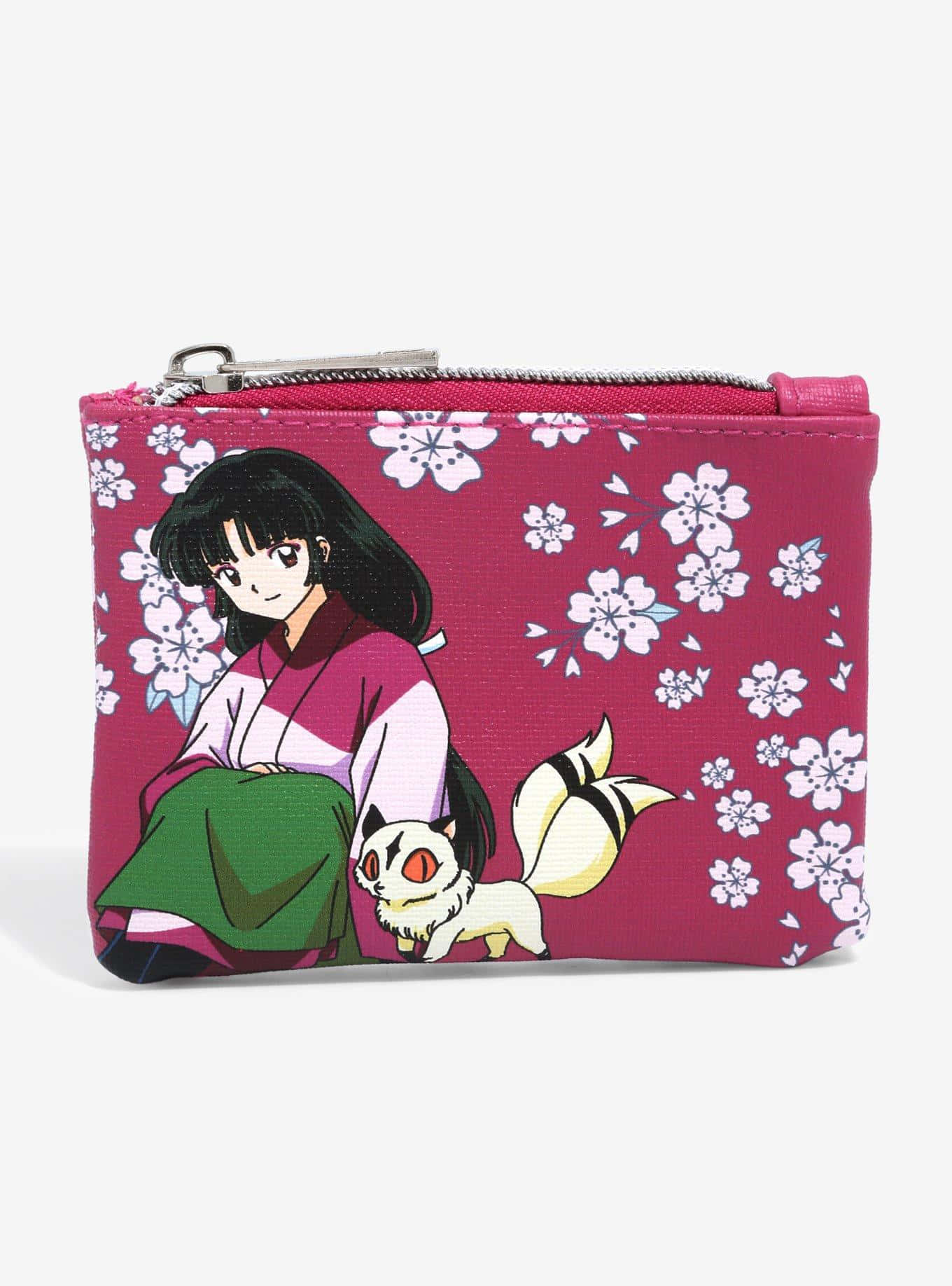 Inuyasha Nekomata 桌布 壁紙 — 一個粉紅色拉鍊小袋，上面有穿著和服的動漫女孩和一個像狐狸的生物，周圍是白色的櫻花。
