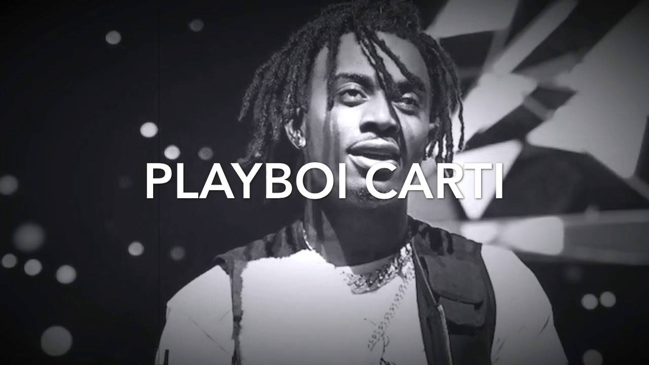 Carti 桌布 壁紙 — Playboi Carti 微笑的黑白肖像，帶有辮子和鏈條，背景是星空。