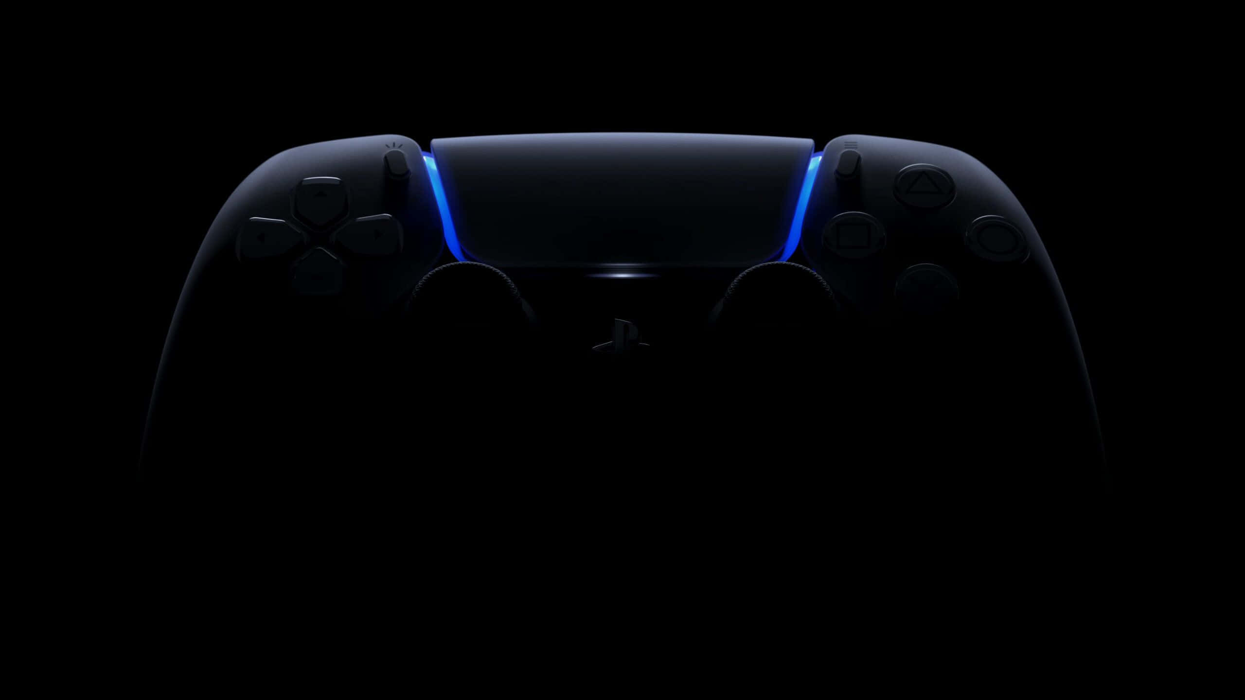 PS5 動態圖片 桌布 壁紙 — PlayStation 5 控制器在漆黑背景中發出鮮豔的藍光。
