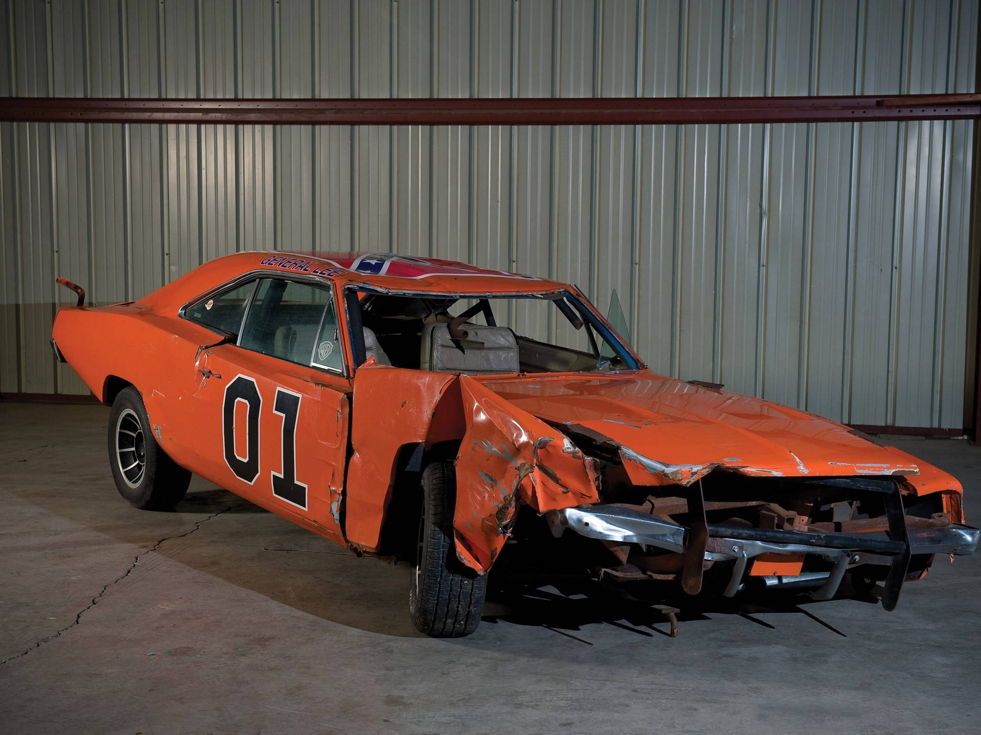 受損的橙色經典汽車，編號01，停放在倉庫中。 — General Lee 車 壁紙
