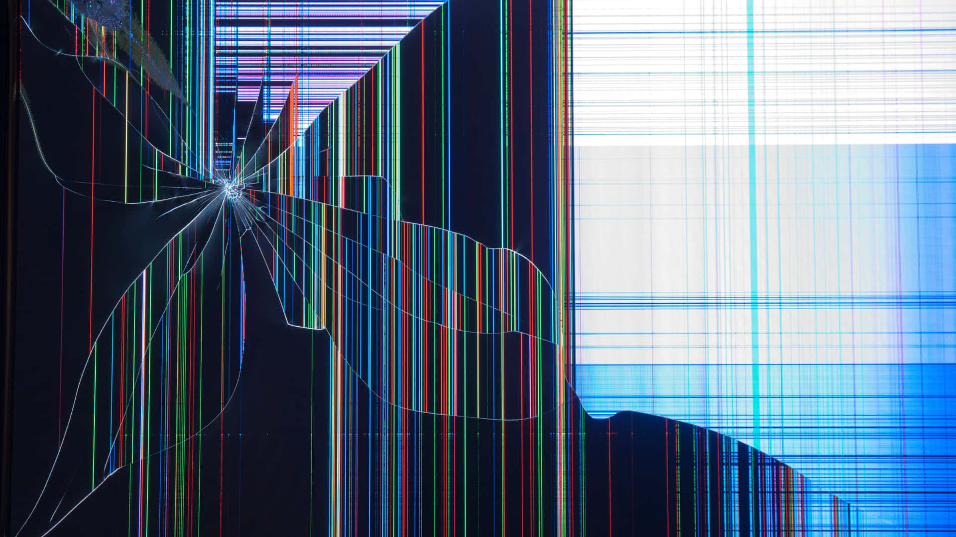  壁紙 — 破碎的玻璃表面在黑暗背景下將鮮豔的多色光折射成條紋。