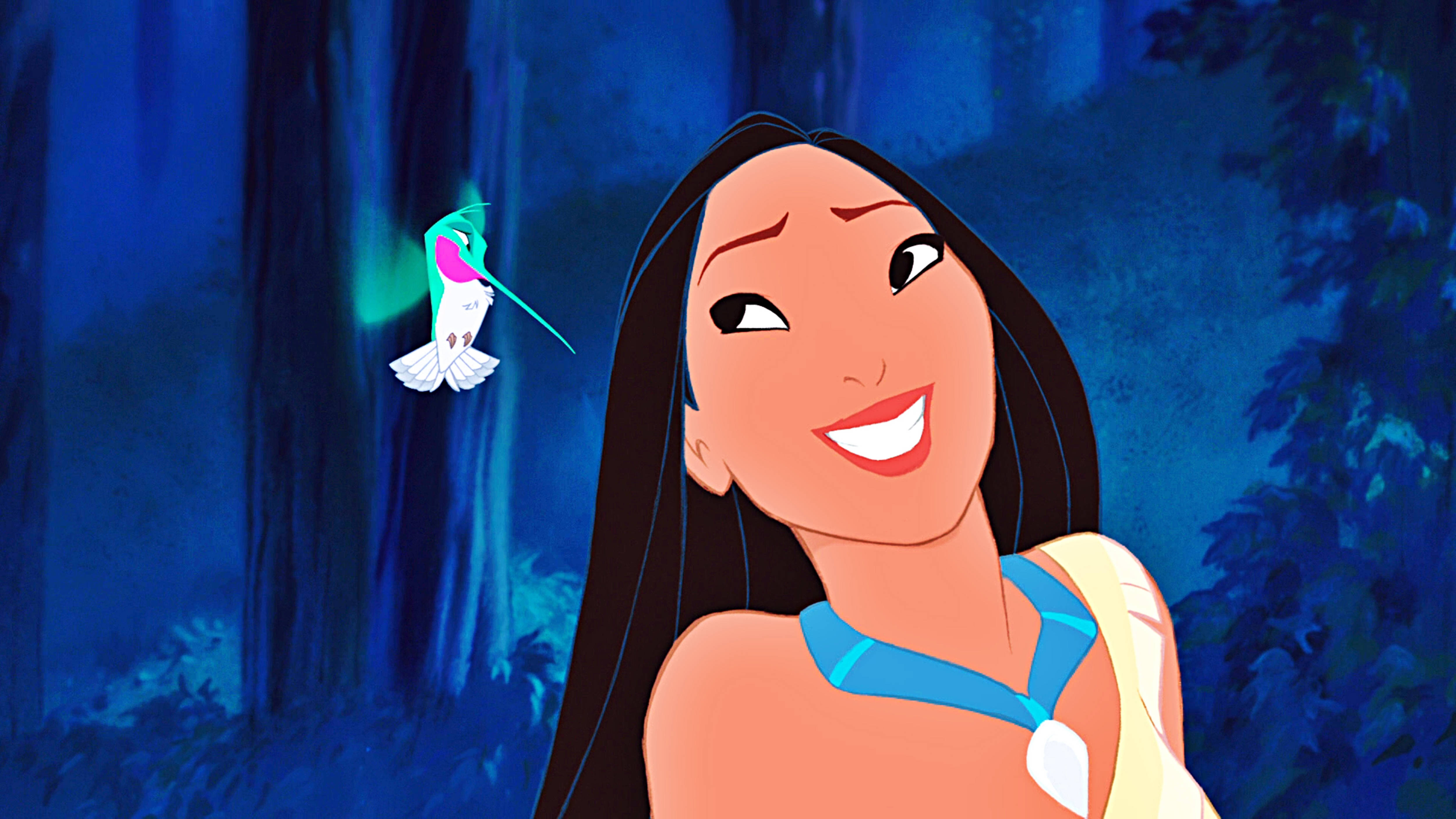 Pocahontas 桌布 壁紙 — Pocahontas 在月光照耀的森林中溫暖地微笑，一隻發光的蜂鳥在她身旁盤旋。