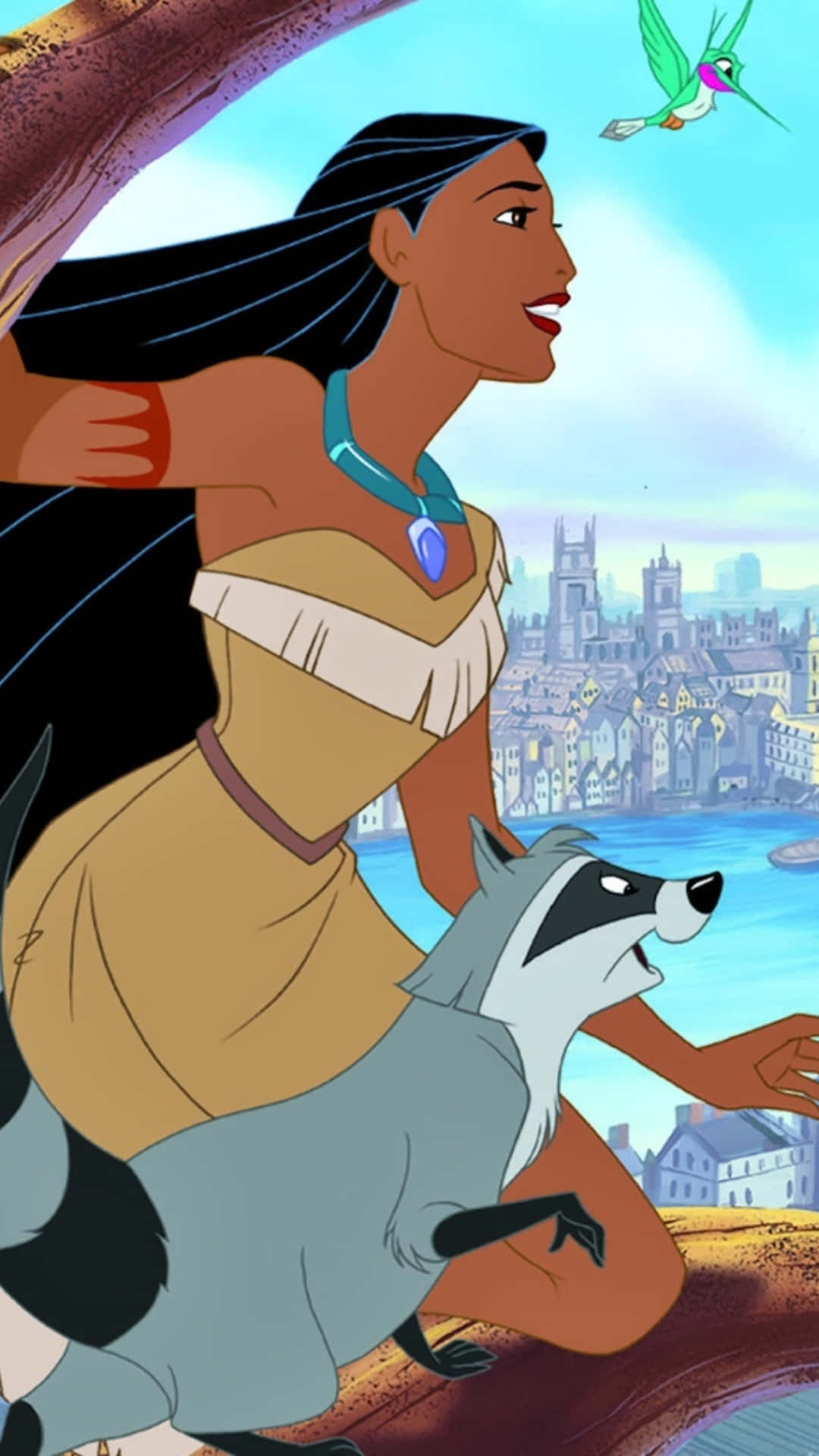 迪士尼 桌布 壁紙 — Pocahontas 微笑著，她和她的浣熊同伴俯瞰著一個沿海小鎮，附近有一隻蜂鳥飛過。