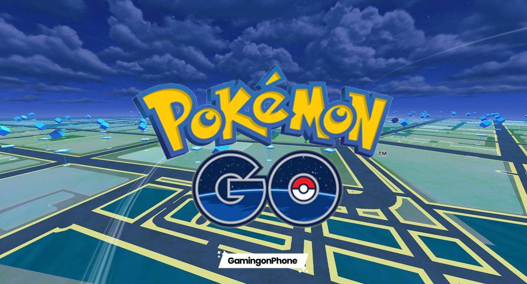 可愛寶可夢 桌布 壁紙 — Pokémon GO 標誌漂浮在風格化地圖上，地圖上有發光的藍色 PokéStops，背景是戲劇性的多雲天空。