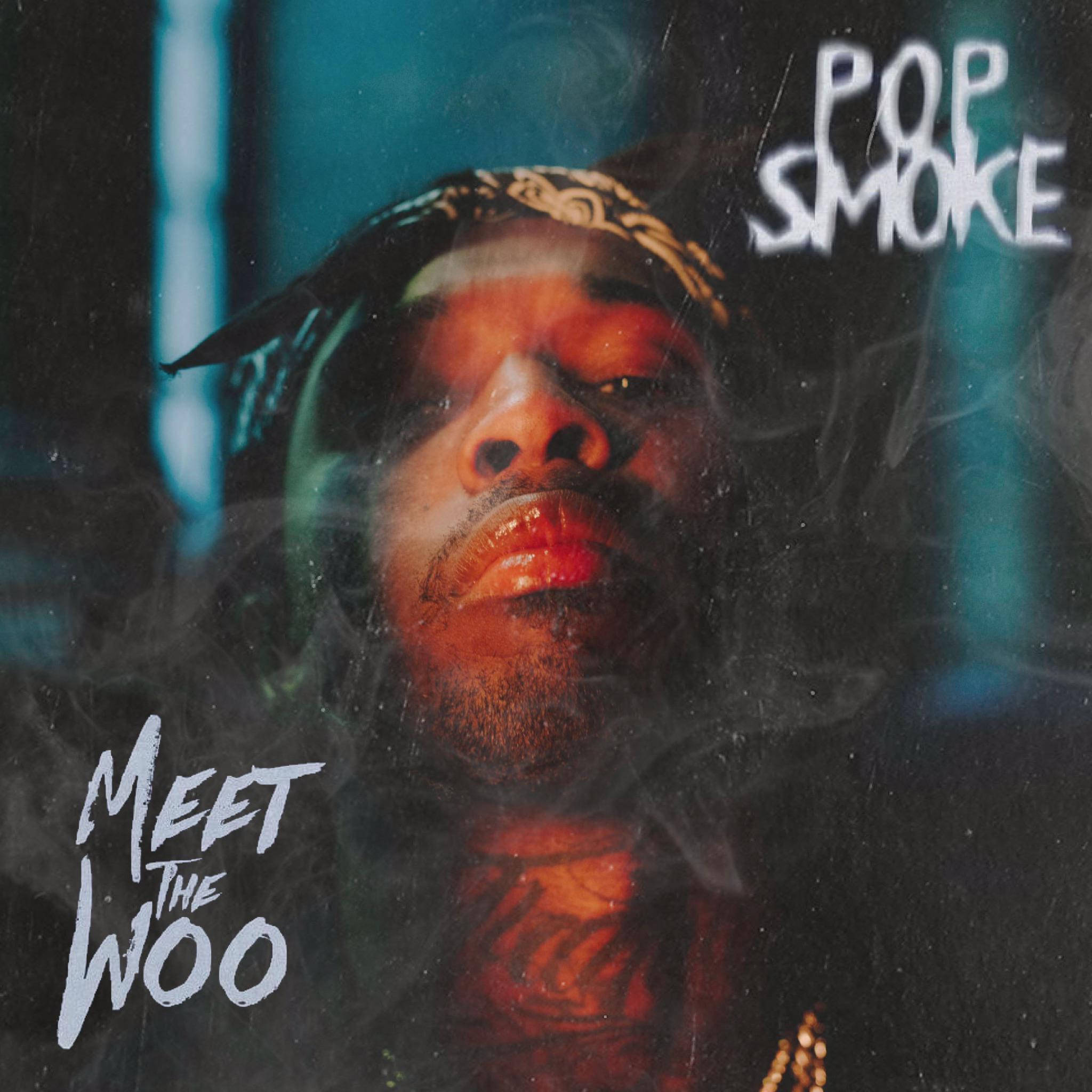 pop 桌布 壁紙 — Pop Smoke 在燈光昏暗、帶有藍色和橙色燈光的房間中呼出煙霧的特寫肖像。