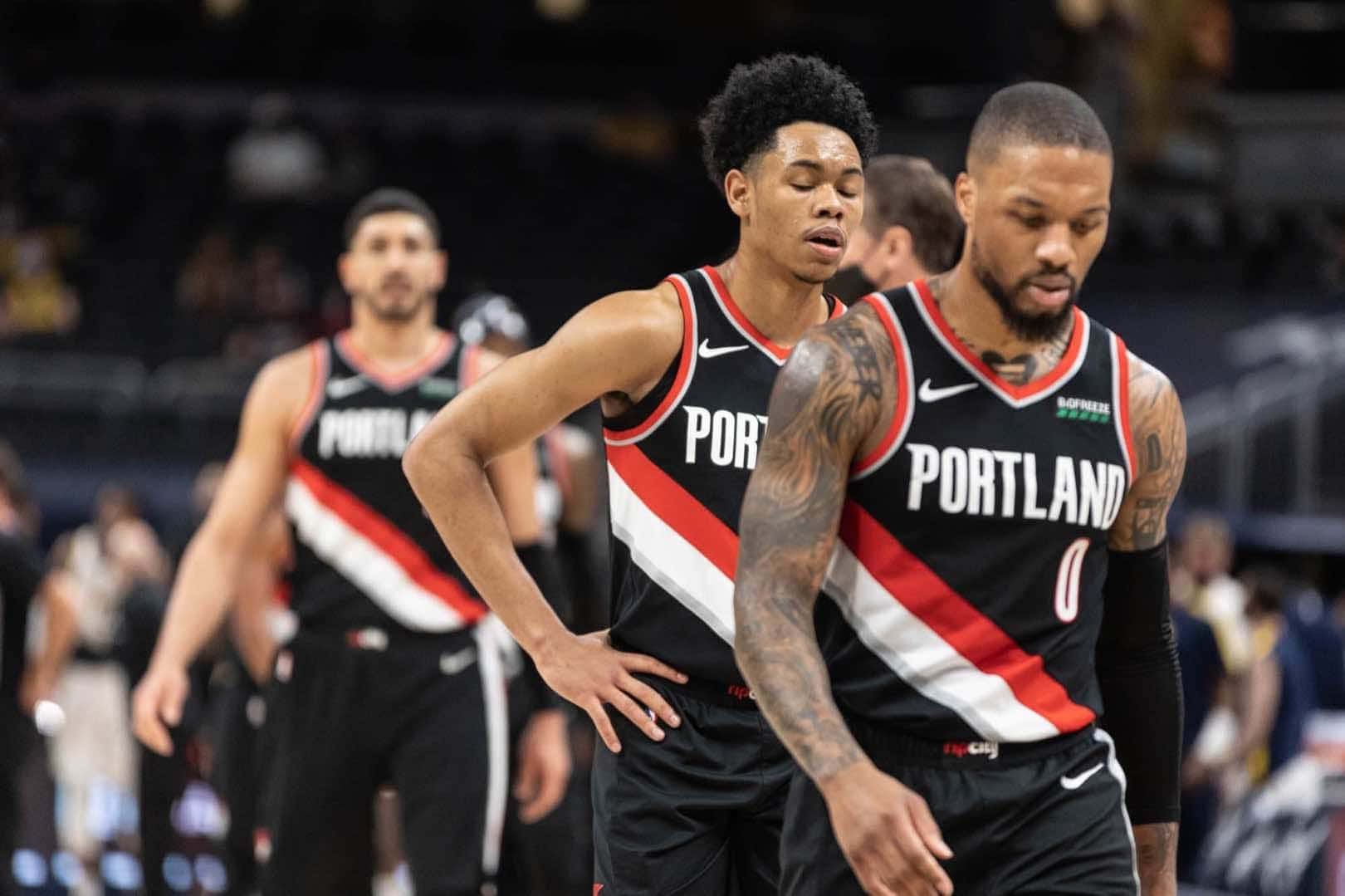比賽期間在球場上的波特蘭拓荒者籃球運動員 — NBA 壁紙