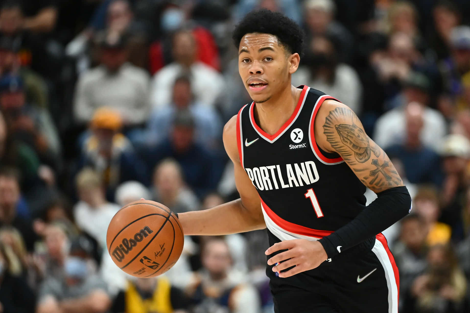 籃球運動員在比賽中在人群前運球。 — NBA 壁紙