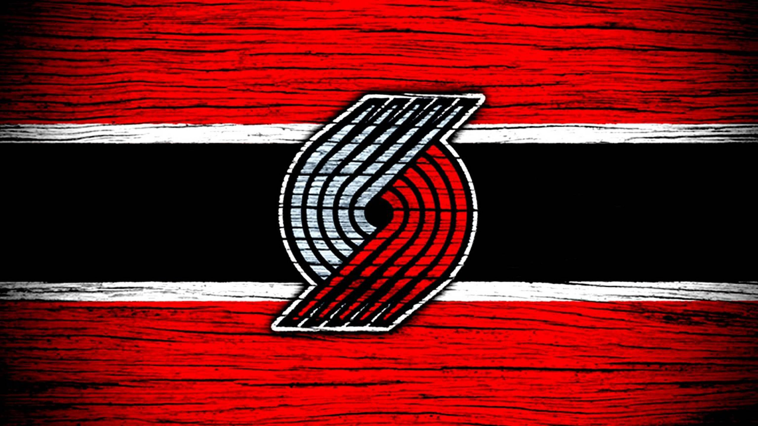 Trail 桌布 壁紙 — Portland Trail Blazers 標誌居中於紅、黑、白條紋木紋背景上。