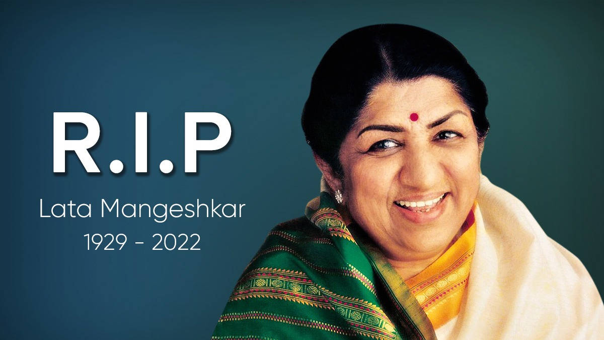 Lata Mangeshkar 桌布 壁紙 — Lata Mangeshkar 的肖像，她在深藍綠色背景上穿著綠色和金色紗麗，溫暖地微笑，帶有 R.I.P. 文字。