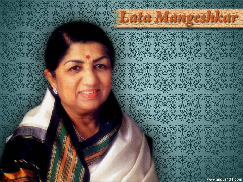 Lata Mangeshkar 桌布 壁紙 — Lata Mangeshkar 在青綠色圖案壁紙背景前溫暖微笑的肖像。