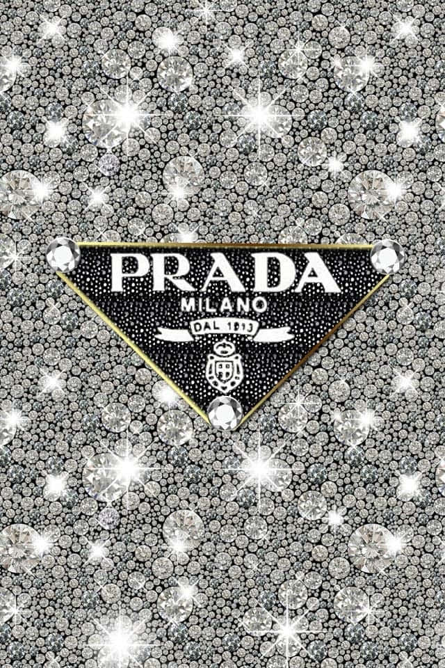Prada 桌布 壁紙 — Prada 標誌三角形嵌入閃爍的鑽石和水晶場中。