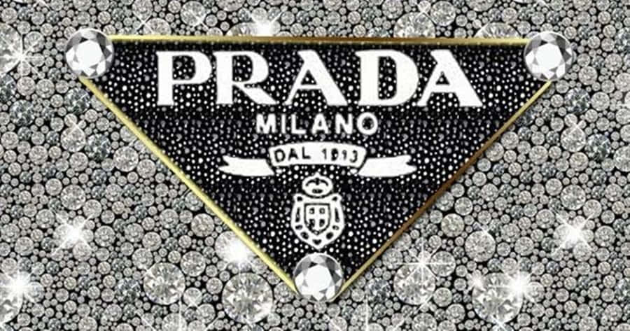 Prada 桌布 壁紙 — Prada 標誌三角形飾以閃爍鑽石，置於閃亮銀色背景上。