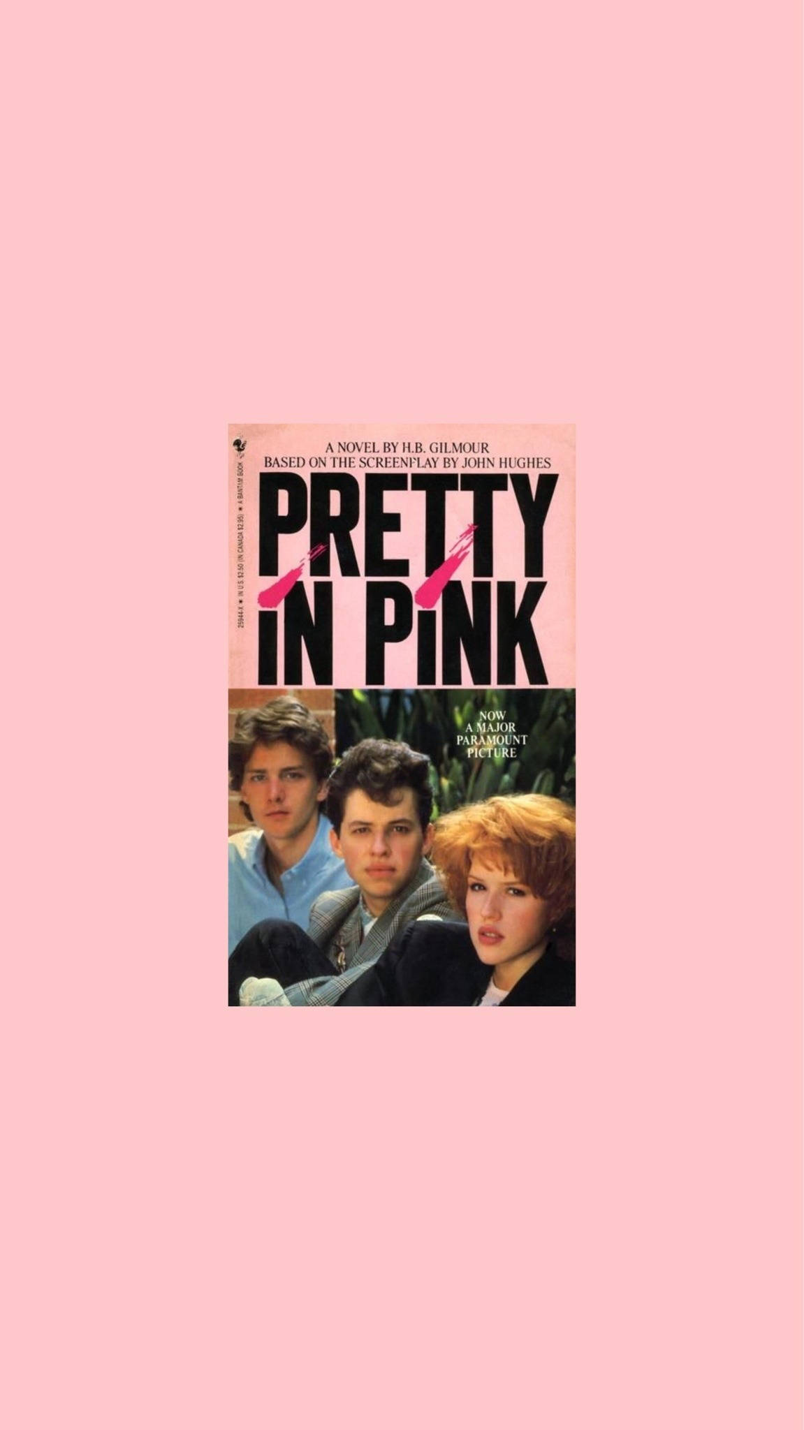 Screen 桌布 壁紙 — 《Pretty in Pink》的復古書封，背景為粉紅色，上有三名青少年。