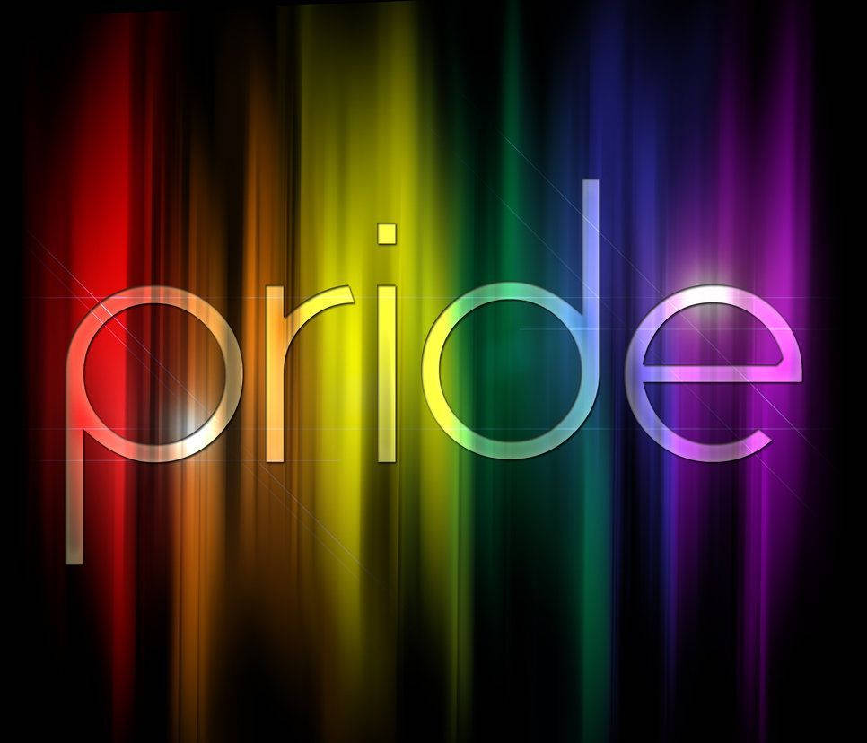 驕傲 桌布 壁紙 — 「pride」一詞在黑暗背景上以彩虹色發光，並帶有垂直光條。