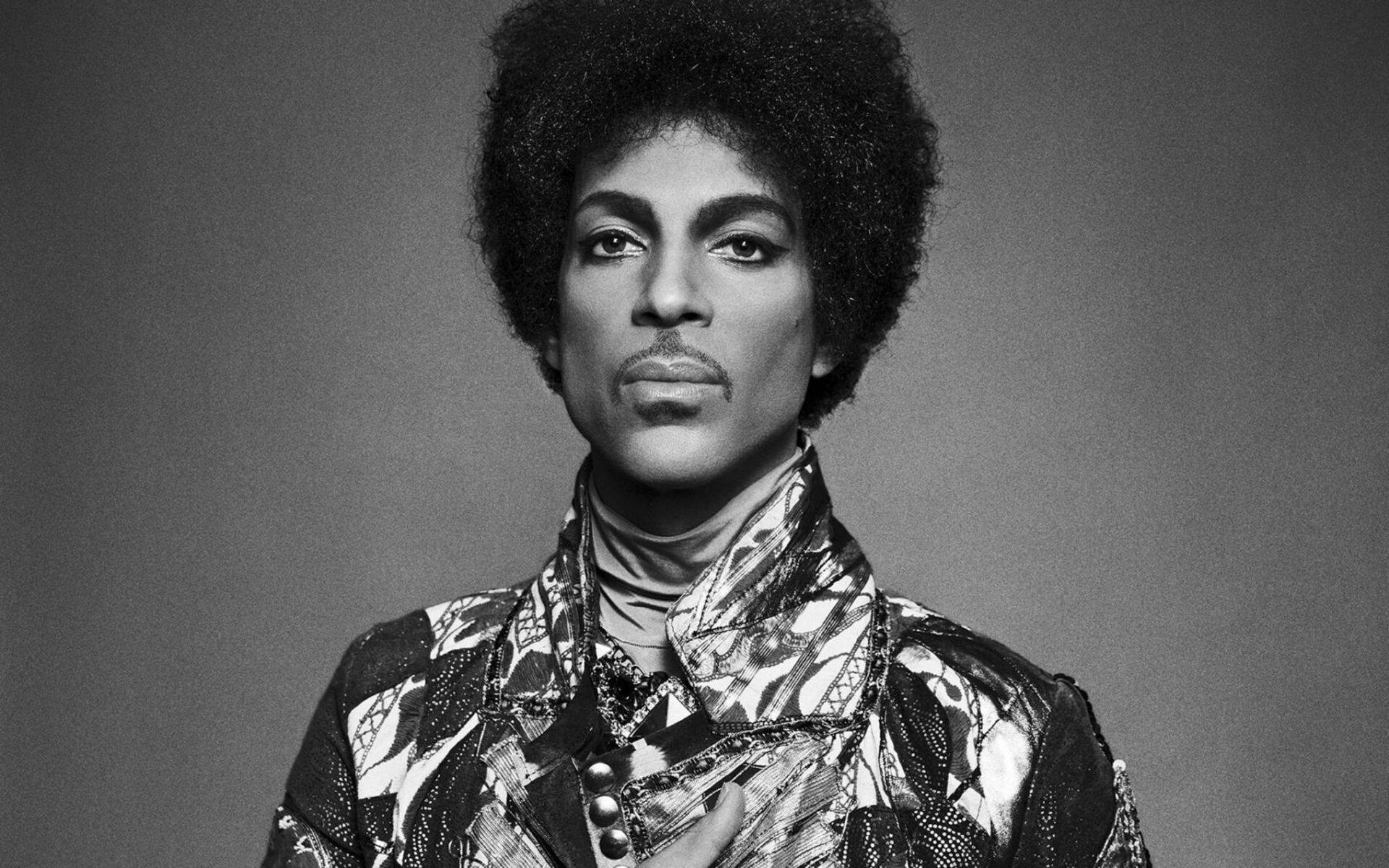 王子 桌布 壁紙 — Prince 在純色背景下穿著圖案外套的黑白肖像中強烈凝視。